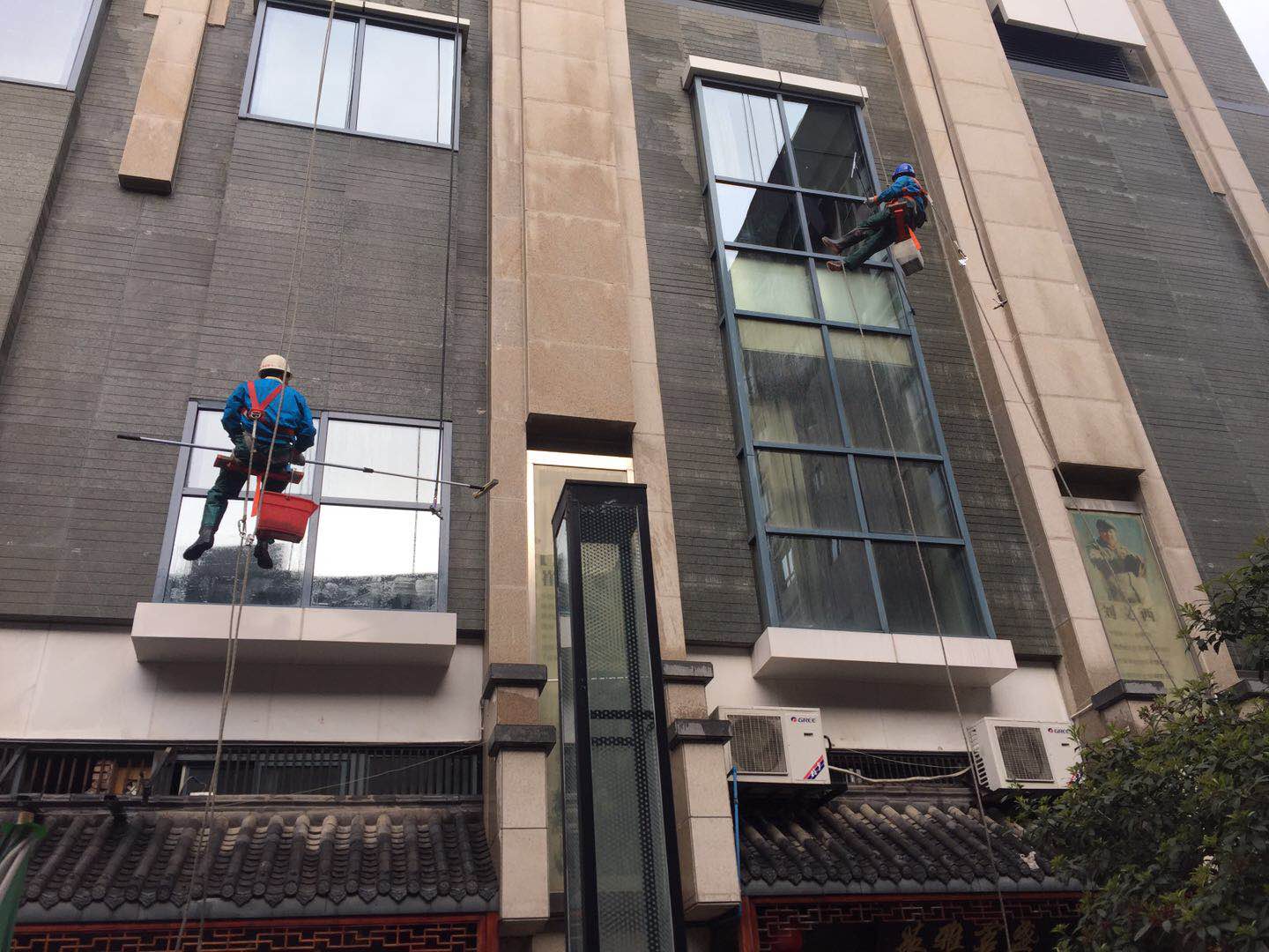 恭贺玉之泉“西安富力希尔顿酒店”外墙清洗工程竣工
